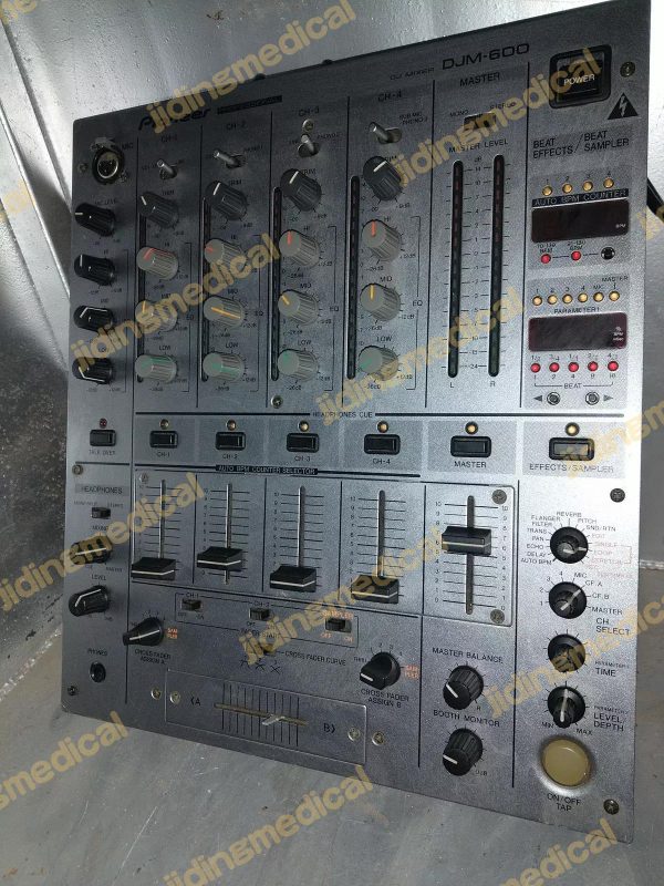 Pioneer DJM-600 Professional DJ Mixer 4-channel Silver 1999 model Equipment - Image 2